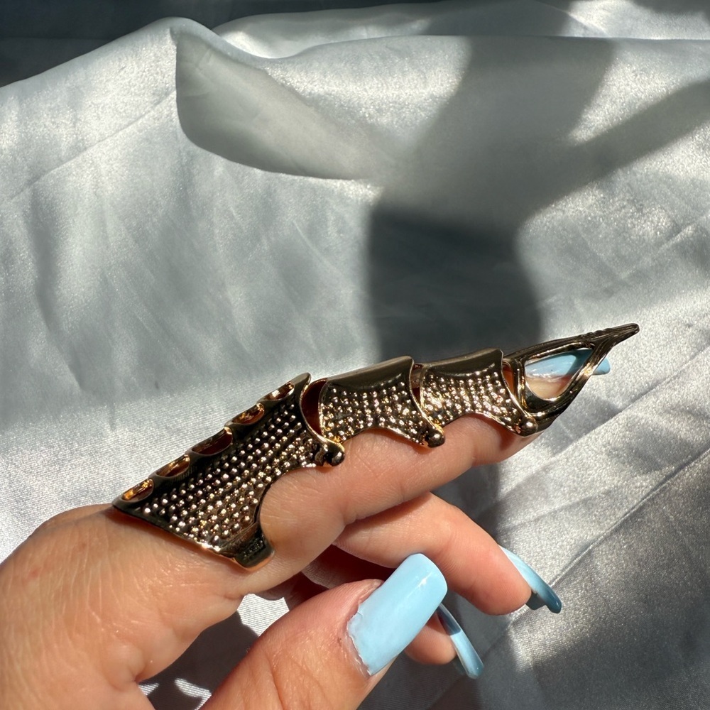 Halloween gothic skull Finger Armor Ring
Adjustable - Picture 11 of 12
